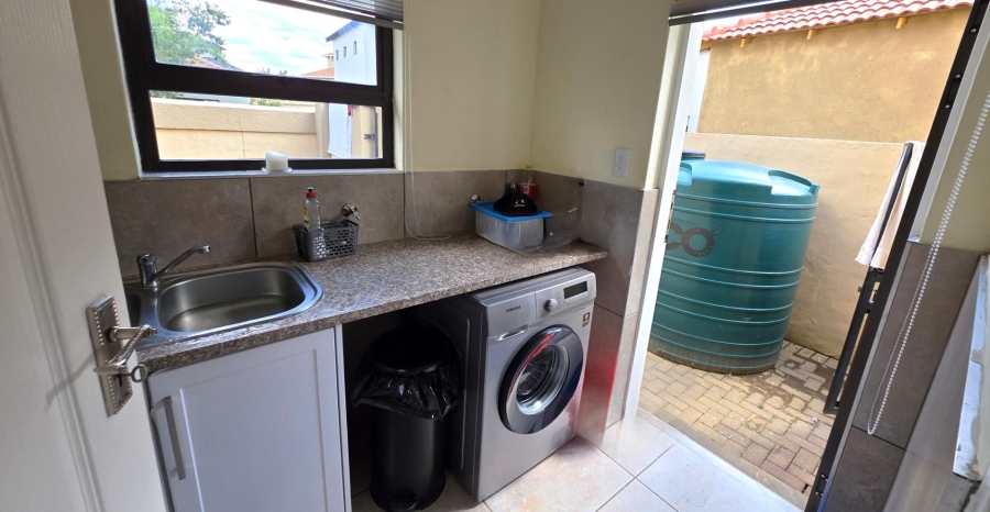 To Let 1 Bedroom Property for Rent in Melodie North West